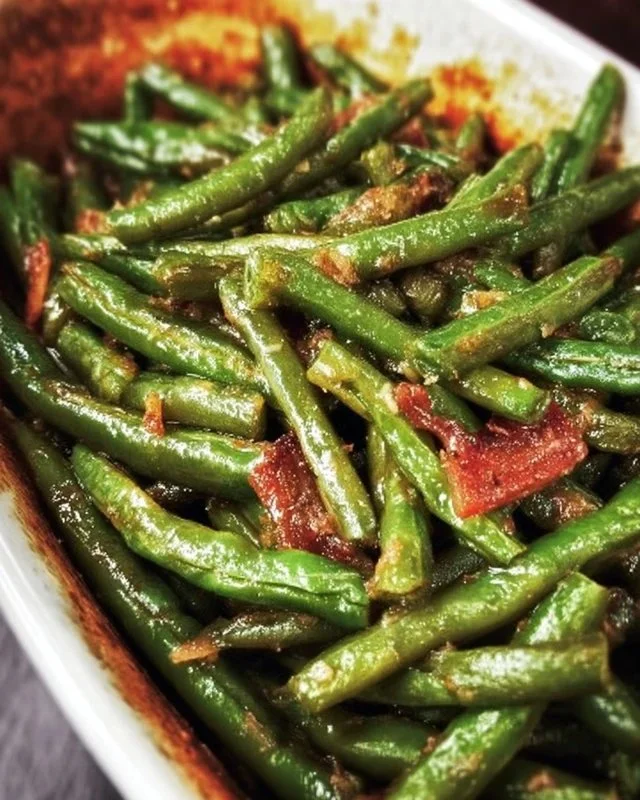 Sautéed green beans with garlic, a healthy and flavorful side dish.