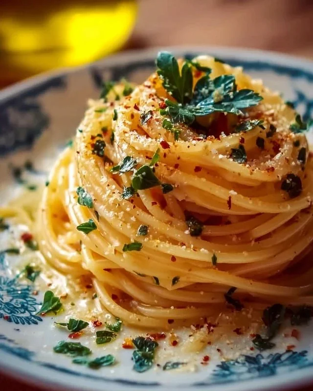 Delicious spaghetti with garlic and oil, served in a bowl.